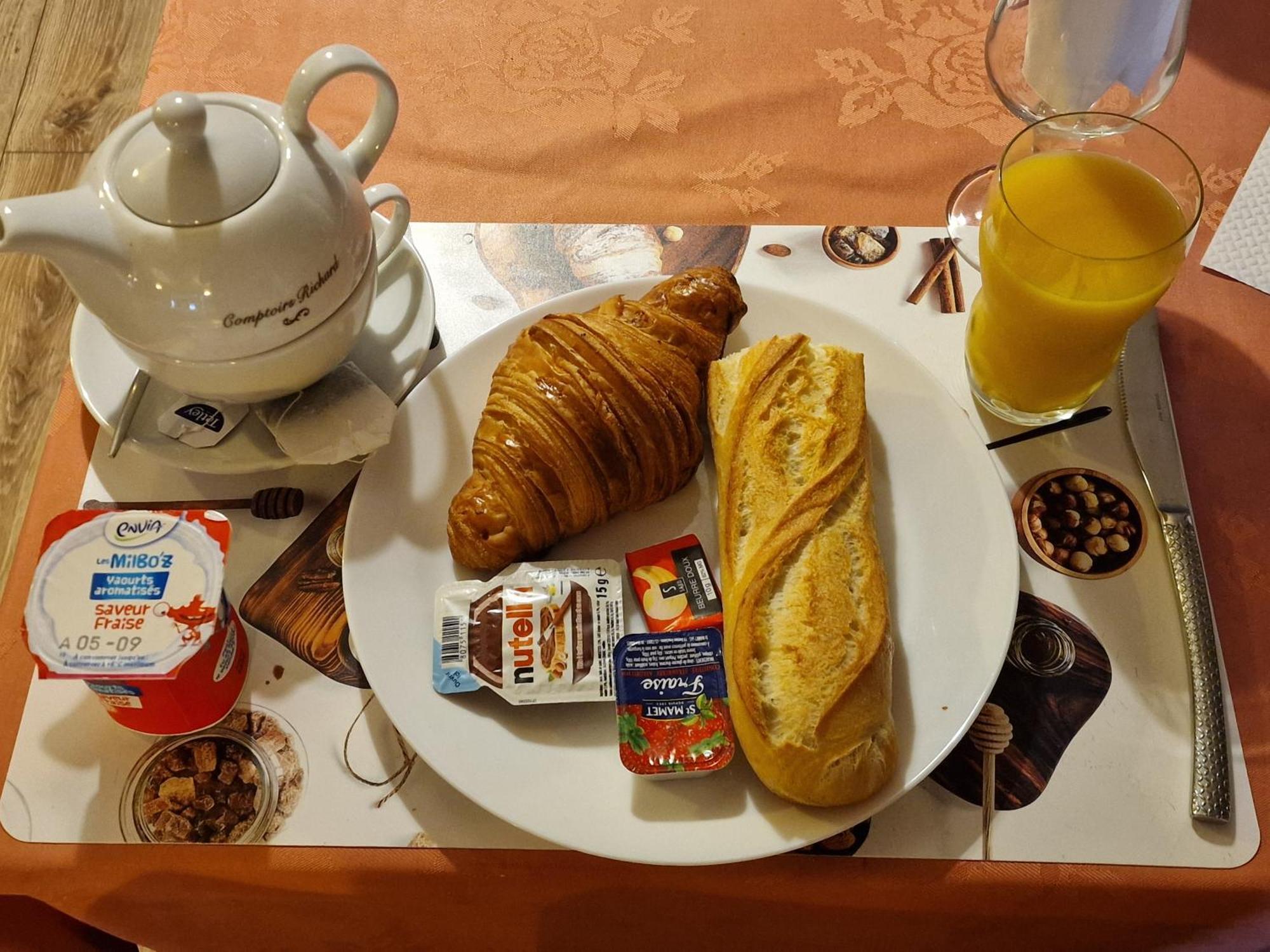 Aux Trois Rois Hotel Pont-Sur-Yonne Bagian luar foto