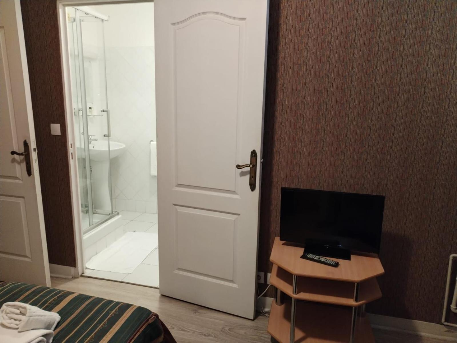 Aux Trois Rois Hotel Pont-Sur-Yonne Bagian luar foto