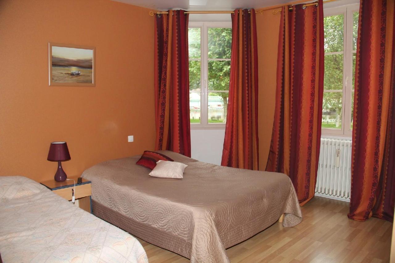 Aux Trois Rois Hotel Pont-Sur-Yonne Bagian luar foto
